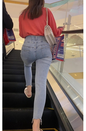 漂亮的紧身高腰牛仔兔牙女孩