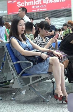 4K – 极品美腿高跟成熟美女姐姐挑鞋 [2.18 GB/MP4]