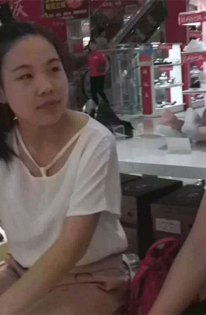 两个美丽的女子鞋店试鞋