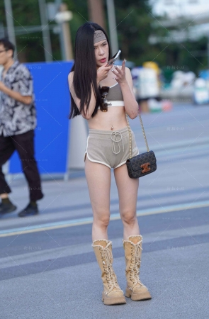 抓拍清凉热裤美腿小姐姐