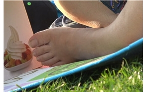 4k-碎花连衣裙裸足少妇