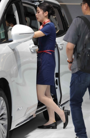 【街拍心灵】空姐制服肉丝街拍美腿小姐姐