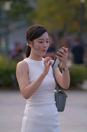 相当气质的高颜值白裙街拍美女