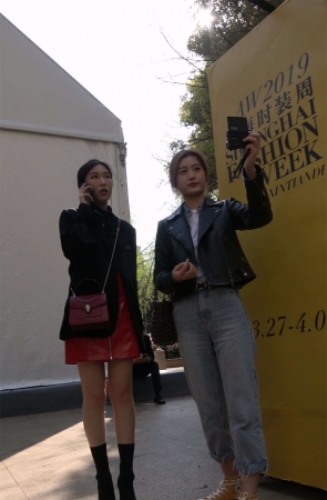 红色皮短裙短靴天生丽质美女