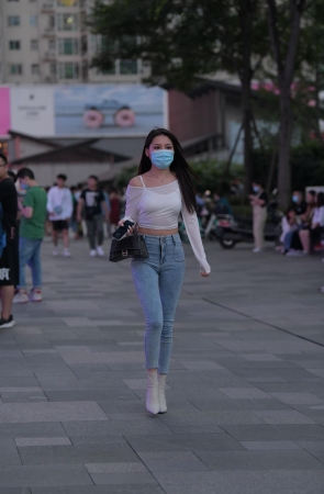 浅蓝色紧牛美女