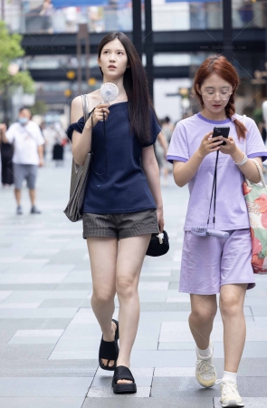 2589-7=107 短裤大白腿高颜值小姐姐