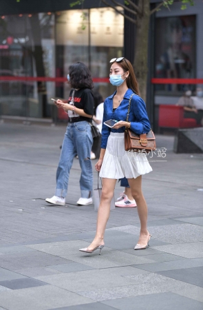 街拍白短裙美腿MM