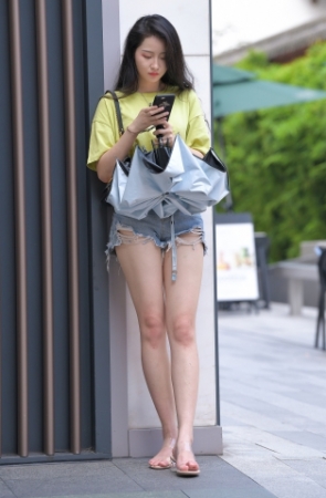 热裤大白腿小姐姐