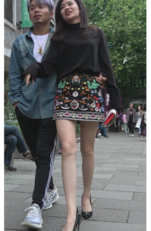 漂亮的花裙气质美女