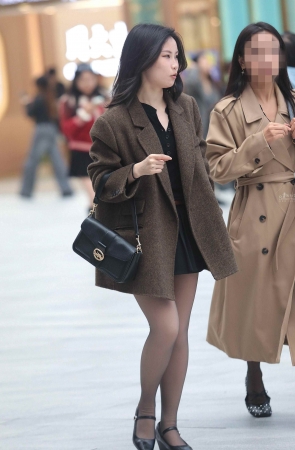 黑丝街拍少妇