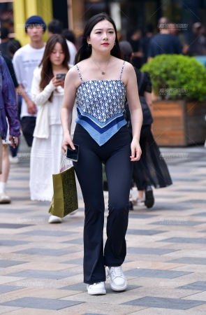 白皙紧身裤美女