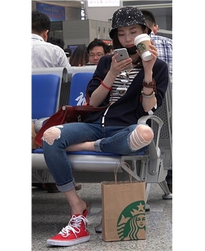 喝着星巴克的红鞋高颜值小姐姐 [2.33 GB/MP4]