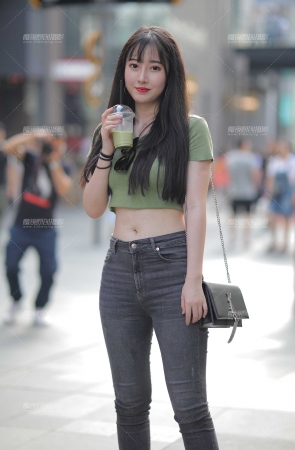 好可爱肉肉的大眼美眉