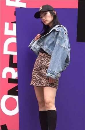 4K – 时尚豹纹群美丽大方街拍美腿美女 [1.20 GB/MP4]