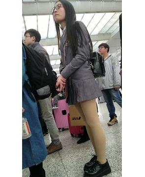 4k超清，等候排队商场的眼镜美眉，一双性感的美腿！