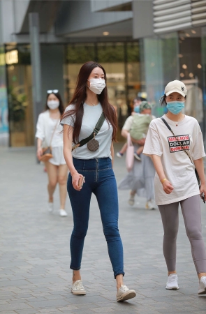 玻璃街拍作品 – 紧身提臀裤小姐姐