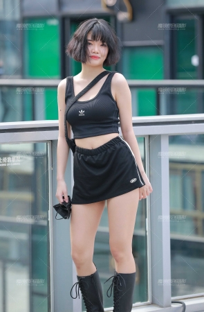 黑色热裤裙小妹