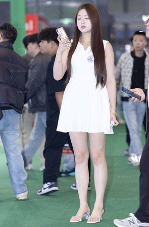 LB212-52P  杭州台球展-白皙美腿嫩模却不知她芳名