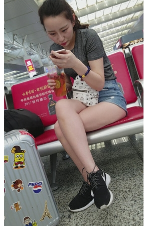 漂亮的裸腿小姐姐