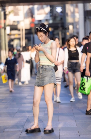 230630-20=27 白嫩长腿牛仔短裙美女 5P