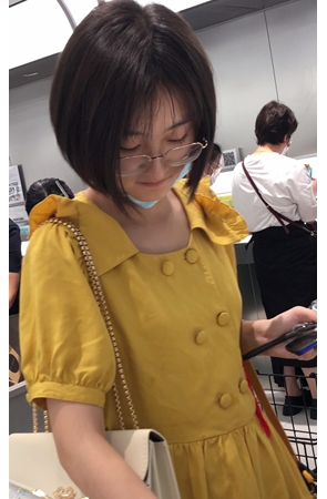 黄裙美女