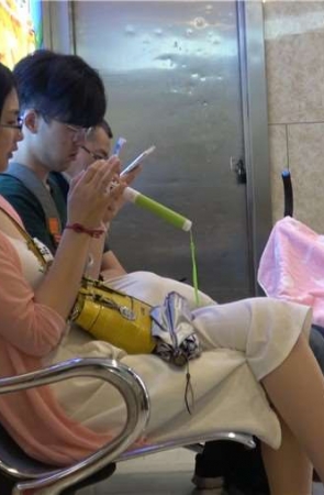 4k-白色连衣裙知性美女街拍高跟