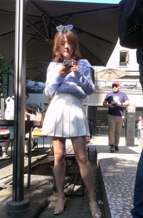 白色短裙美眉