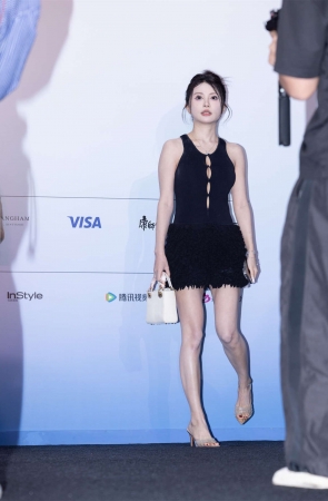 胸围爆炸白皙美少妇