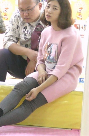 游乐园年轻妈妈