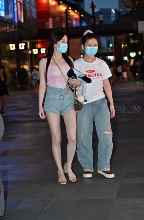 夜拍热牛美腿美女