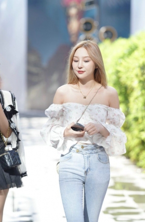 紧牛露肩 [158P1V-2.29GB]