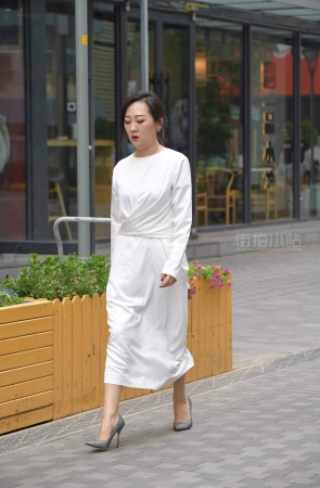 街拍白裙高跟靓女