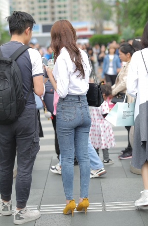 刚下班的紧牛美眉 好喜欢