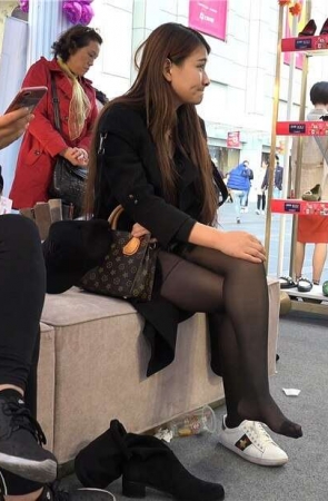 4K – 鞋店试鞋的极品性感长黑丝美腿女子 [2.93 GB/MP4]