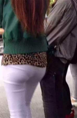 白紧臀美眉，这么紧绷圆润