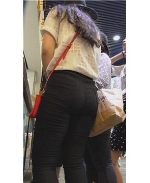 跟闺蜜排队买臭豆腐吃的美女，屁屁宽紧圆。[729 MB]