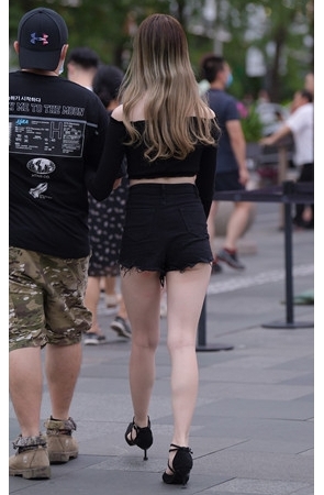 黑色热裤妹子(37P)[1.09G/JPG]