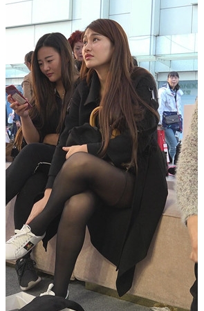 换鞋的黑丝美女