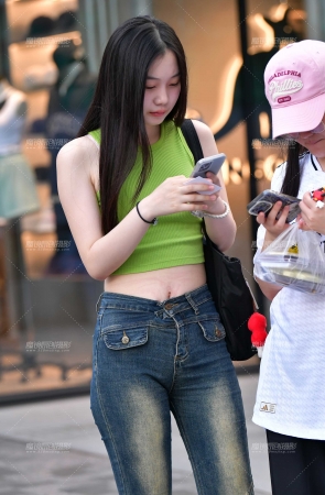 美瞳牛仔裤美女