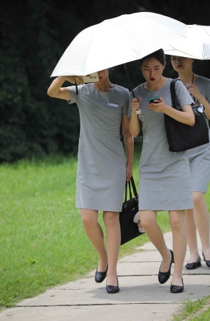 【街拍心灵】空姐学校新空姐美腿肉丝街拍制服上课