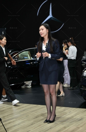 直播卖大奔的黑丝主播