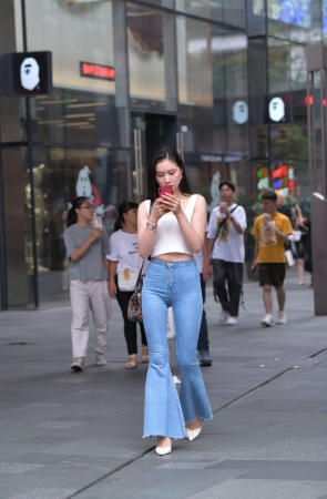 高挑好身材，紧牛小姐姐