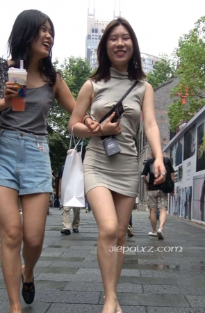 4K – 街拍包臀短裙高跟美女 [2.33 GB/MP4]