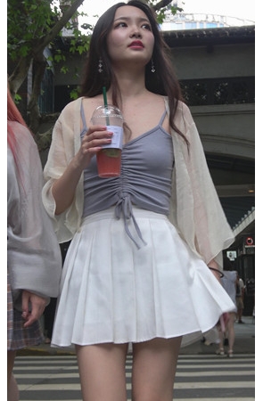 白色百褶裙美女