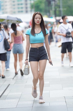 热裤美眉