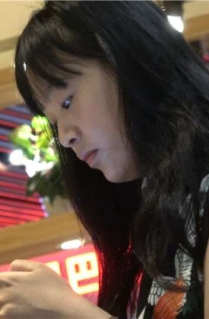 4K 玩手机的肉丝袜黑色凉高跟美女 [1.02 GB]