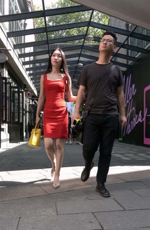 红色裙性感美女