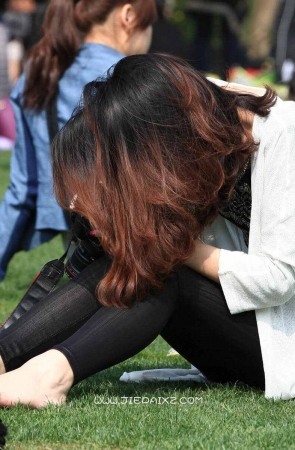 街拍草地上的黑色裤袜妹子