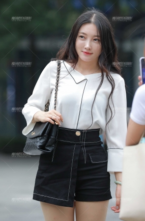黑色热裤美女