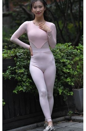 粉色瑜伽裤美女【套图+视频】